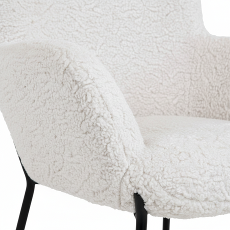 Hvit loungestol med høy rygg og matchende fotskammel i teddy