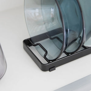 Skålholder i svart stål til oppbevaring av salat og suppeskåler