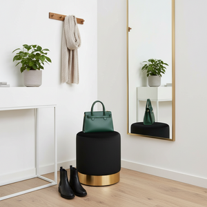 Detaljbilde av sort velour stoff på Gamby puff