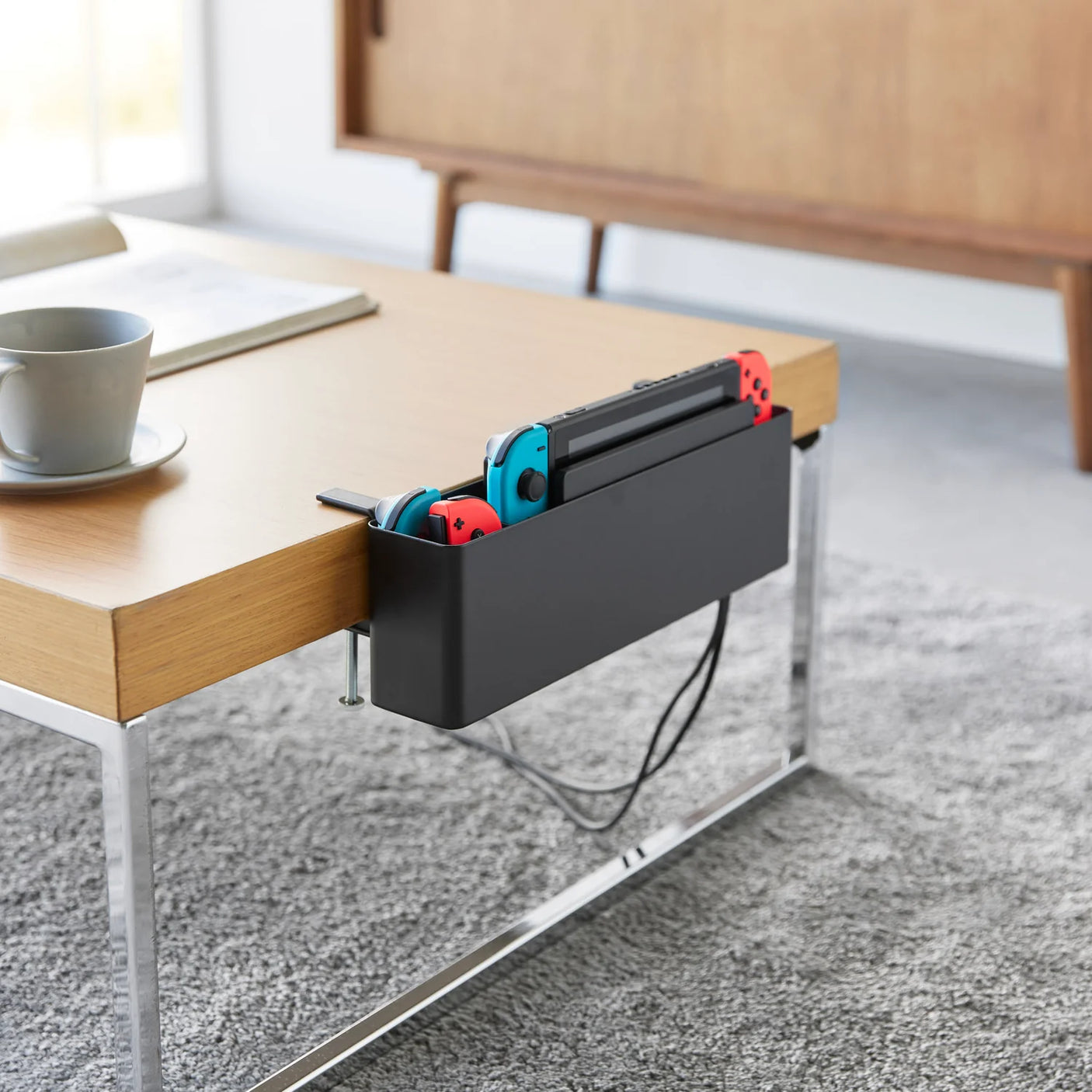 krivebord, kabler, penner, småting, bordkant og oppbevaring