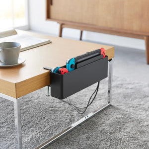 krivebord, kabler, penner, småting, bordkant og oppbevaring