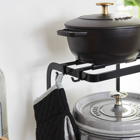Grytestativ i svart stål med kroker til kjøkken og skap