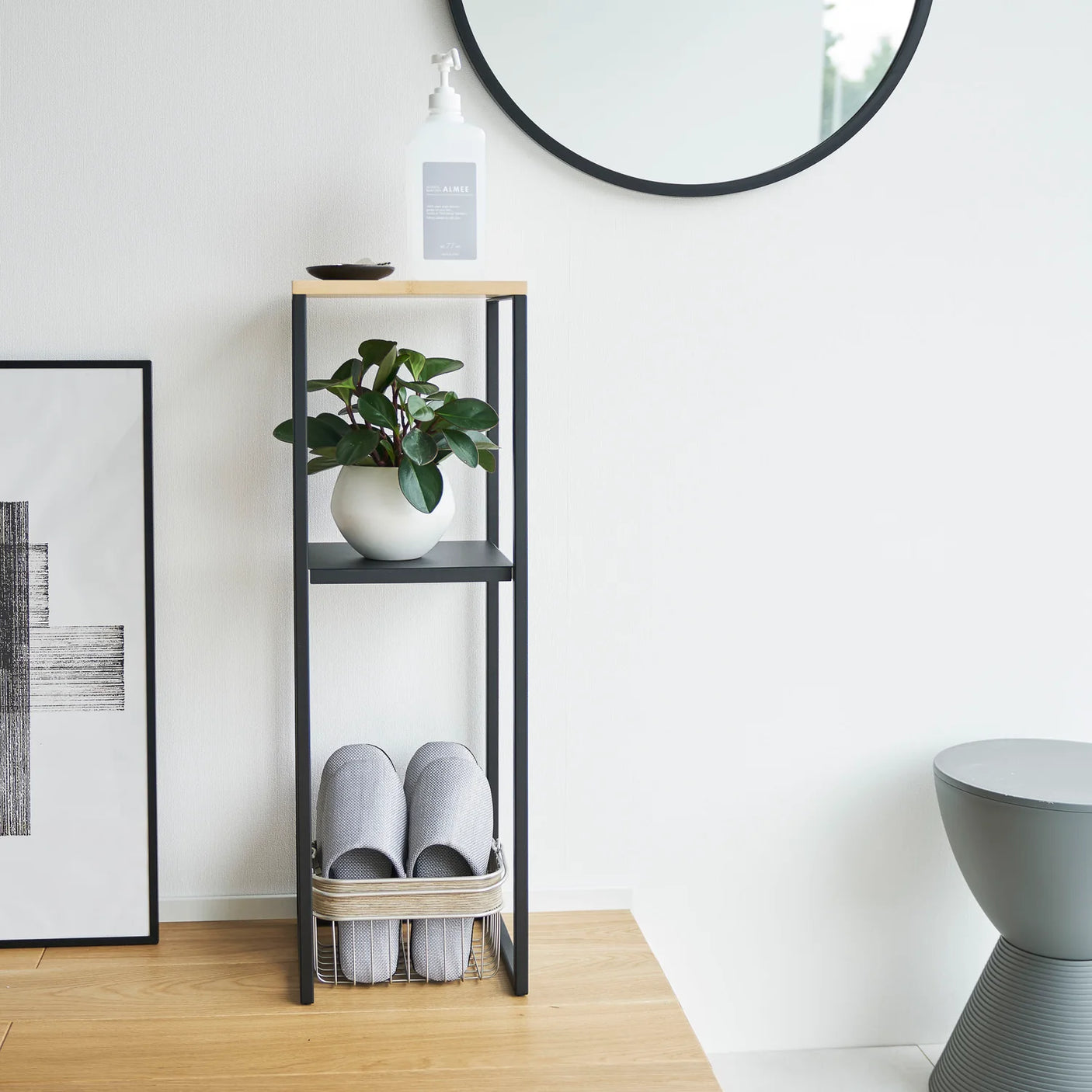 Dekorativ oppbevaringshylle med plass til planter og interiørdetaljer