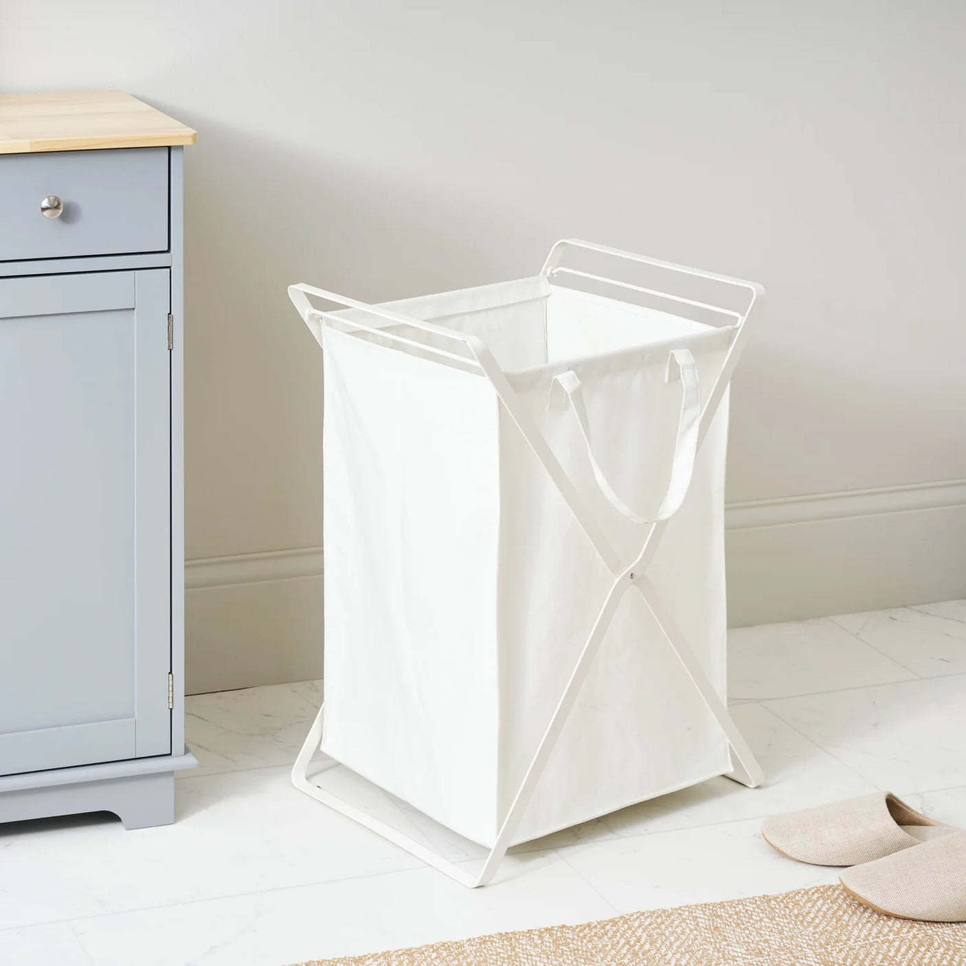 Hvit sammenleggbar skittentøyskurv med avtakbar vaskepose 45 liter