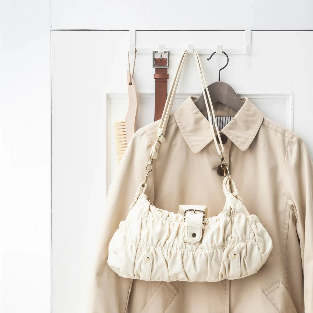 Hvit knaggrekke til dør med plass til jakker, vesker og kleshengere