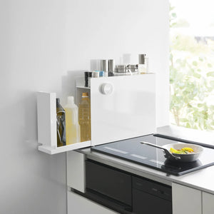 hvit uttrekkbar krydderorganizer med topplate til kjøkkenbenk