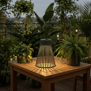 Solarlykt grønn brukt som stemningslys mellom planter