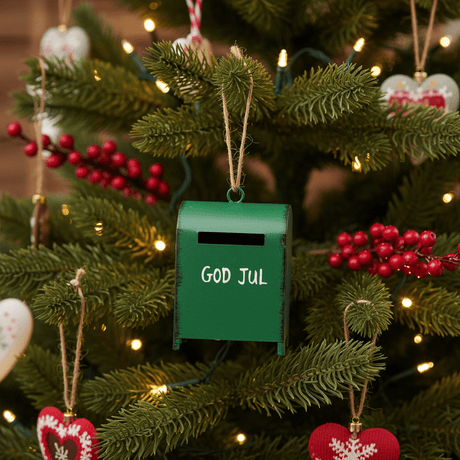 Julepynt med grønn postkasse og hvit tekst for klassisk julestemning