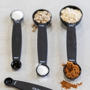 KitchenCraft måleskjeer i original emballasje på hvit bakgrunn