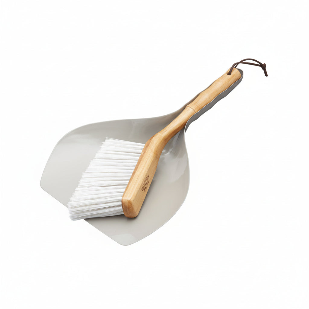 Rengjøringssett med kost og feiebrett brukt til smuler og smårester