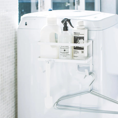 Hvit hylle til vaskemaskin med magnetfeste og oppbevaring