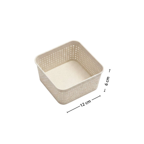Liten sandfarget oppbevaringskurv med flettet uttrykk og mål på 12 x 12 x 6 cm. - Lindas dekor
