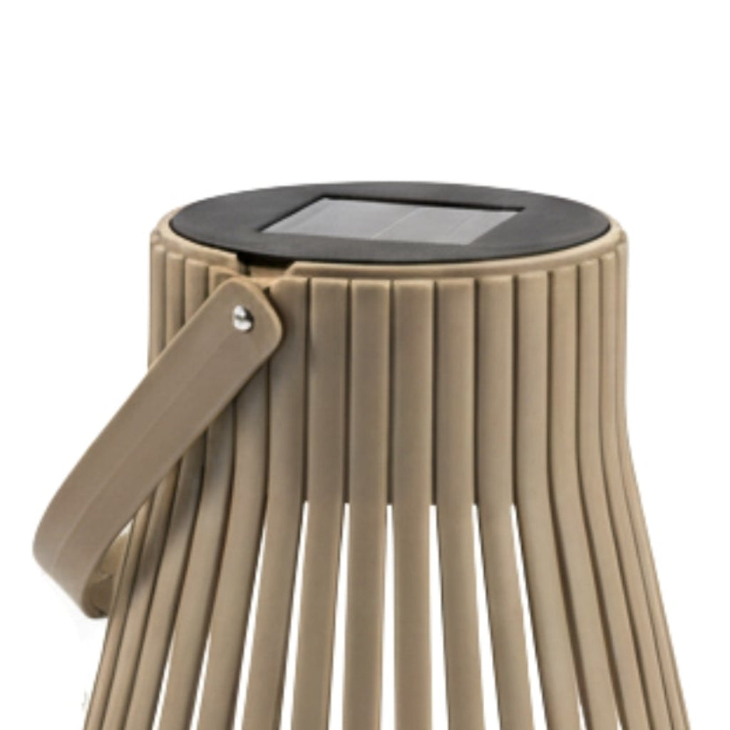Nærbilde av toppen på den største brune solarlykten med solcellepanel, håndtak og synlig skrue. - Lindas dekor