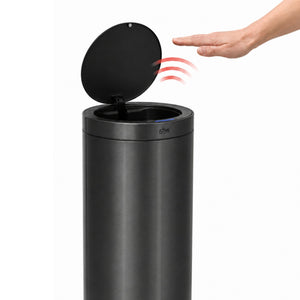 Genial søppelbøtte med sensor, der åbner sig, når man nærmer seg. 