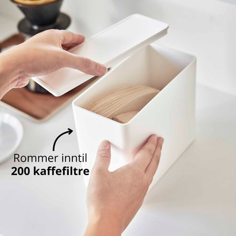 hvit boks til kaffefilter og kapsler på kjøkken