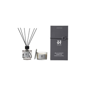 Gavesett fra Holmen Bella med duftlys 90 g og duftpinner 100 ml i duften Spring Tea, med gaveeske.