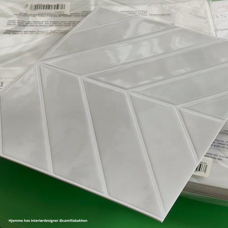 Selvklebende veggflis i hvit og lys grå tone – fiskebeinsmønster på kjøkkenvegg
