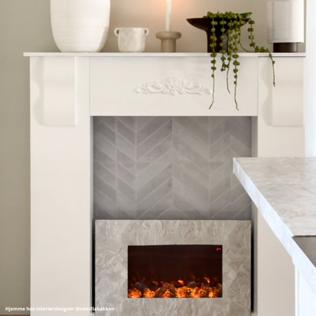 Kjøkken med åpne hyller og hvit chevron veggflis – nordisk interiørstil
