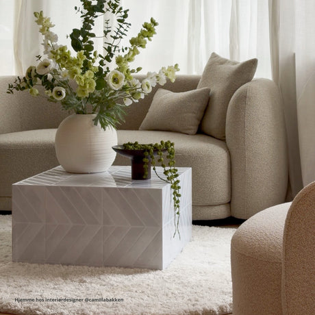 Hvit selvklebende flis med 3D-relieff og diskré marmoreffekt på kjøkkenvegg
