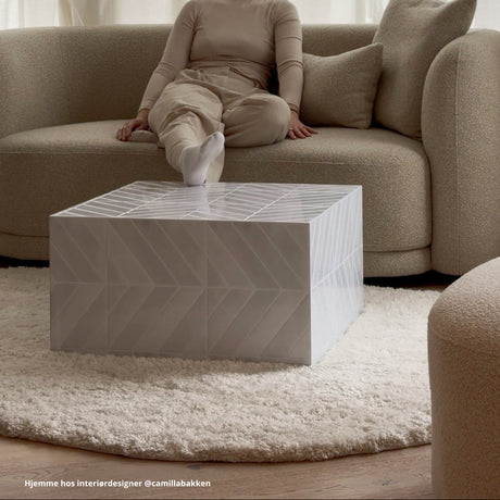 Evelina hvit veggflis i kjøkkenøy-løsning med pendellys og barstoler
