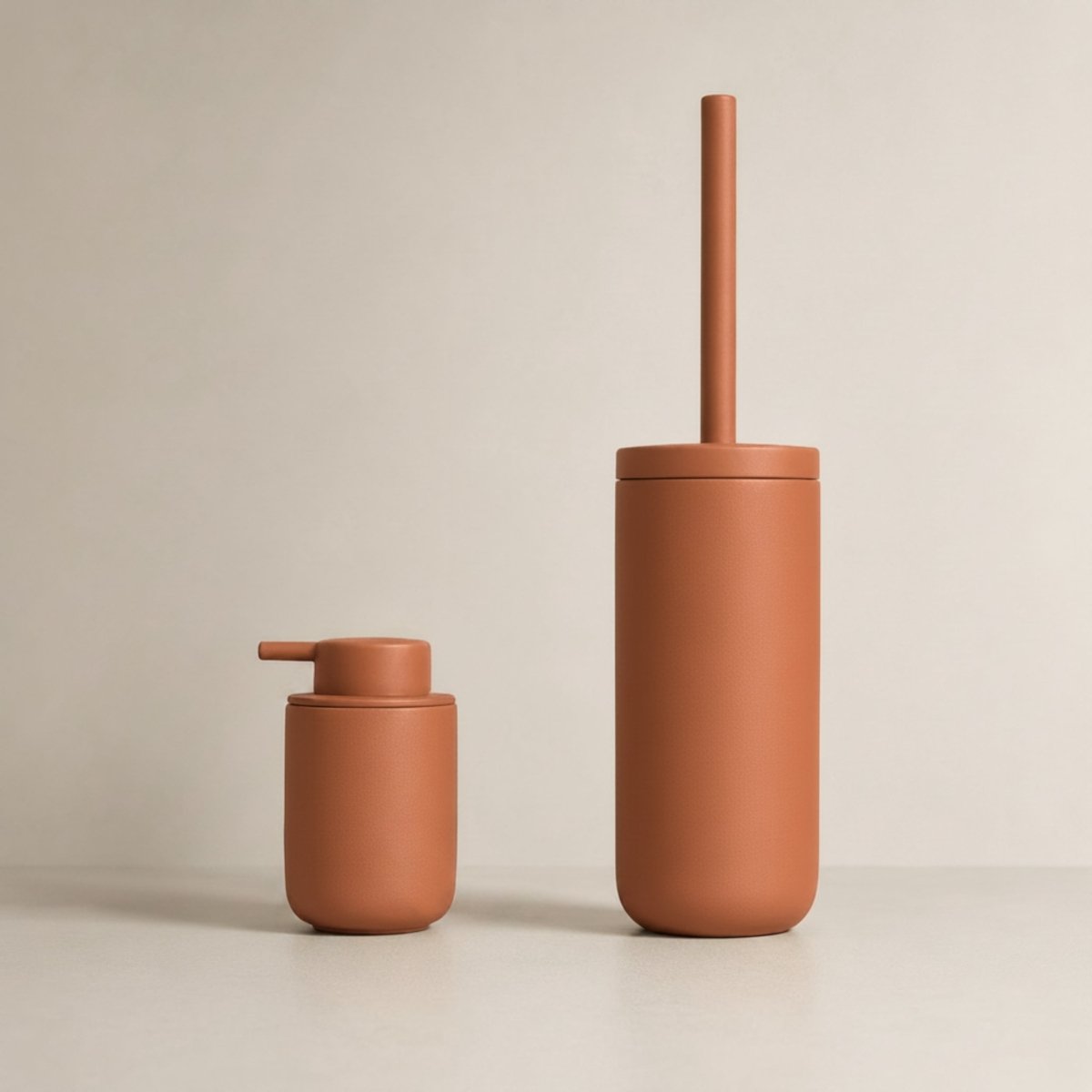 Terracotta såpedispenser og toalettbørste til bad