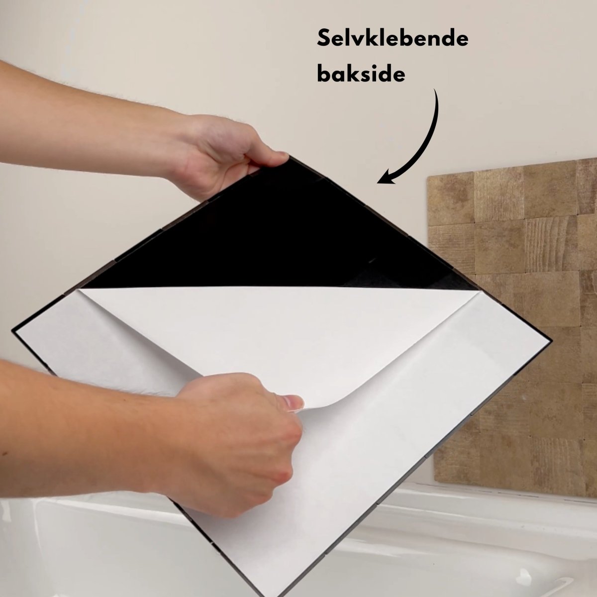 Selvklebende veggflis med beskyttelsesfilm som trekkes av før montering. - Lindas dekor