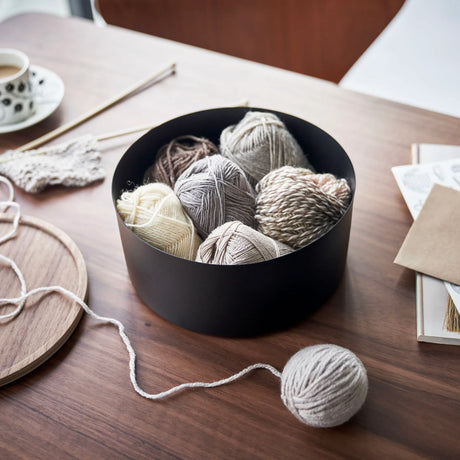 Sort rund oppbevaringsboks med høy modell og lokk i tre