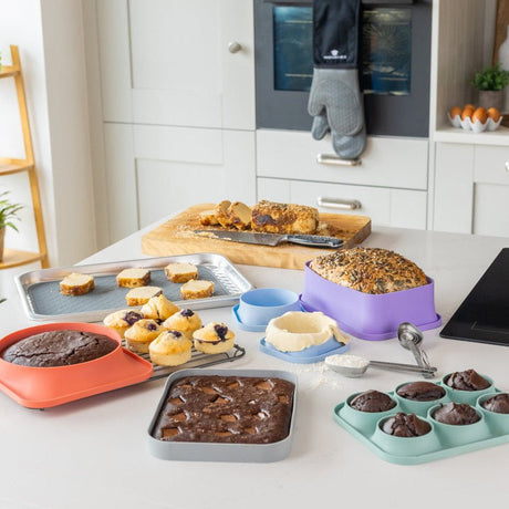 Färgrika silikonbakformar som används till muffins, kakor och små desserter