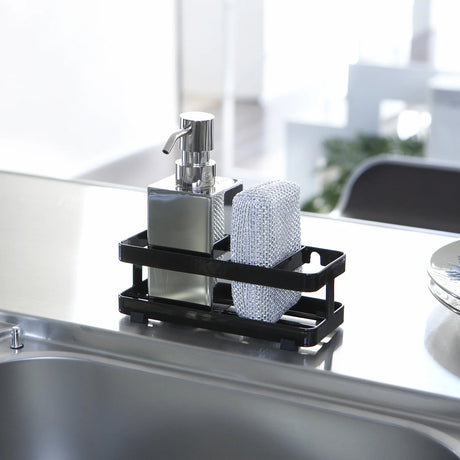Praktisk vask organizer i svart til oppvaskmiddel og rengjøringsutstyr