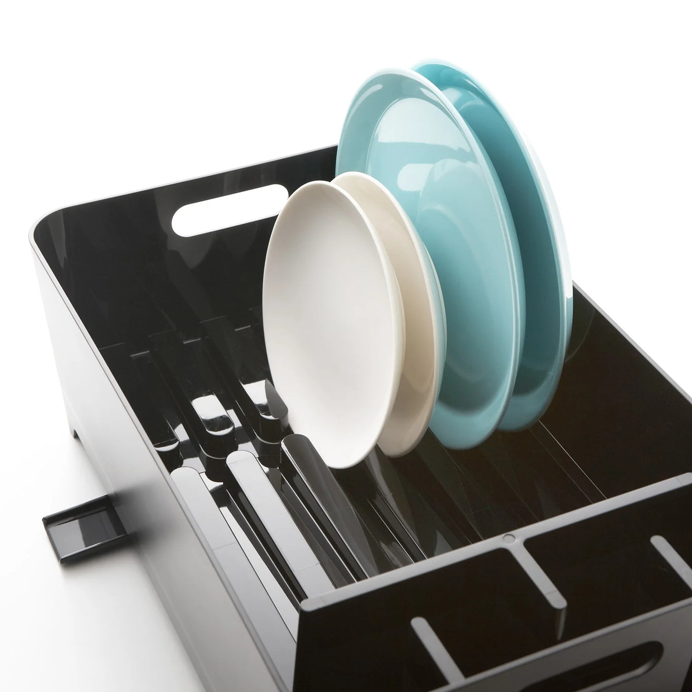 Dryppkurv til tallerkener, glass og bestikk ved kjøkkenbenk