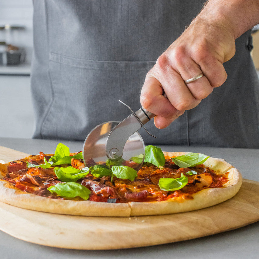 Pizzakutter med ergonomisk håndtak og fingerbeskyttelse