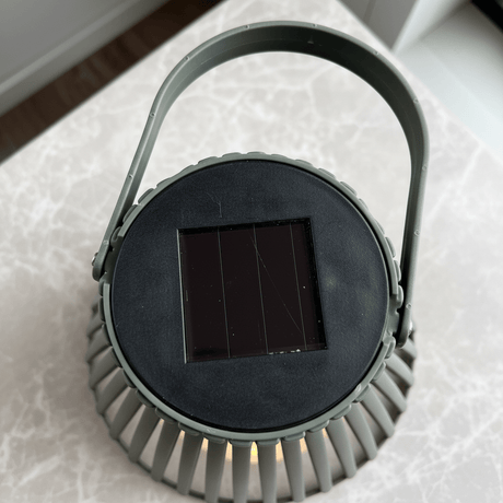 Dekorativ solcellelykt med LED lys og åpen metallform