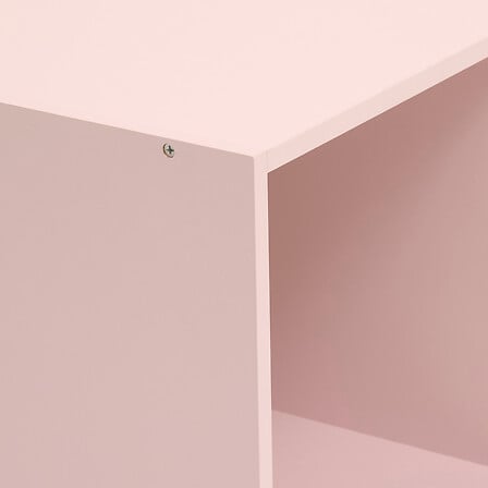 Nærbilde inni ett av rommene på den rosa kubehyllen