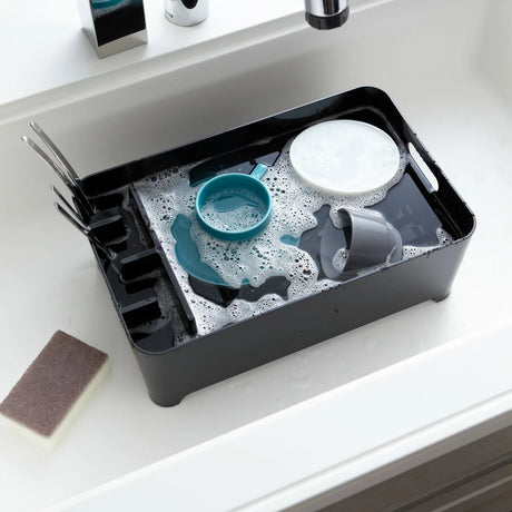 Svart bløtleggingskurv og dryppkurv til vask og benk
