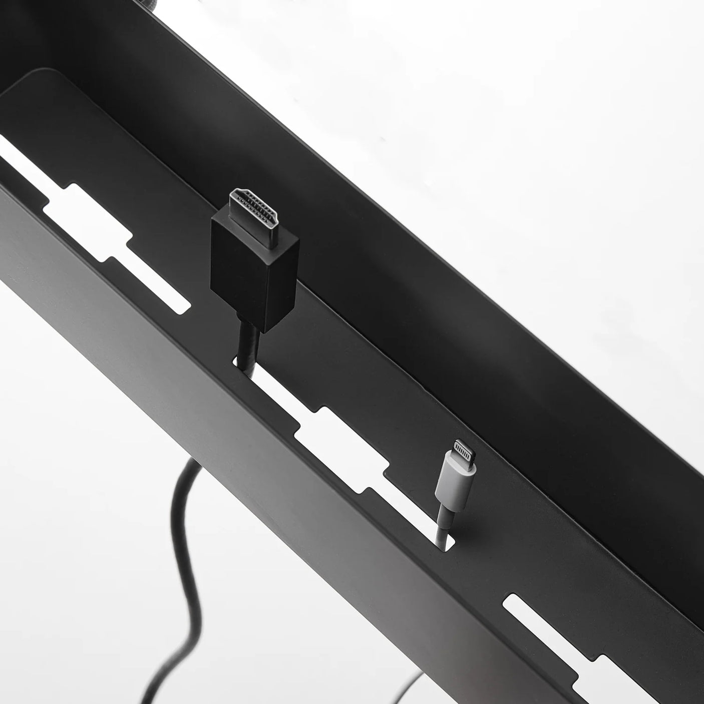 Smal oppbevaringskurv for sidebord med justerbare skruer og romdeling