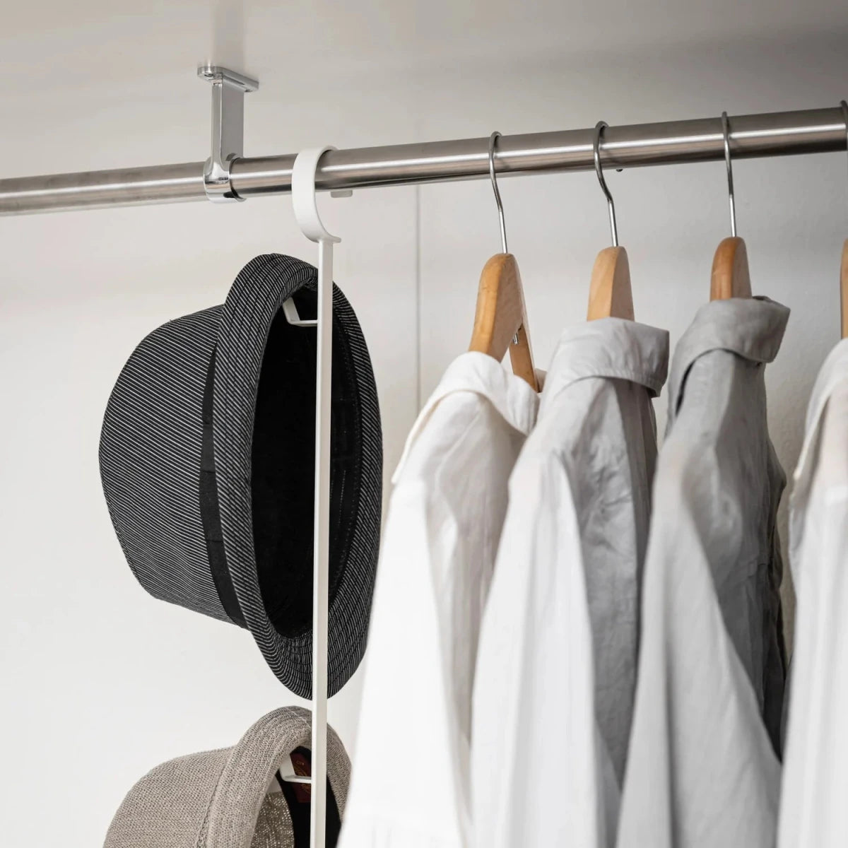 Justerbart klesstativ for garderobe med kroker - Lindas Dekor