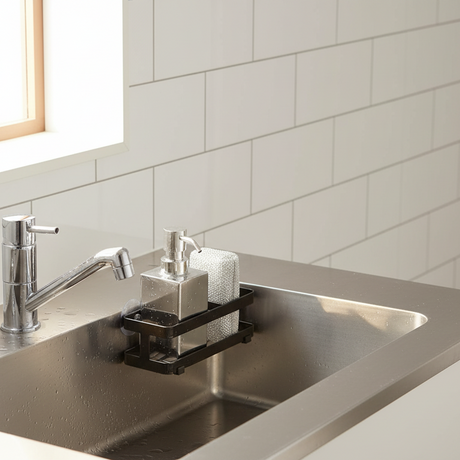 Svart sink organizer med sugekopp for ryddig og funksjonell kjøkkenvask. miljø