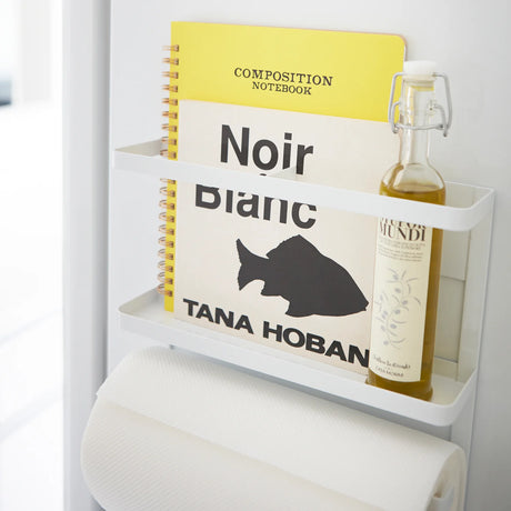 Hvit oppbevaringsløsning til kjøkken med krokrekke og rulleholder