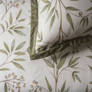 Halvor Bakke Luno sengesett i grønn bomullssateng med botanisk mønster