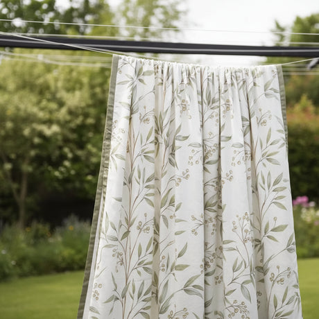 Halvor Bakke Luno sengesett i grønn bomullssateng med botanisk mønster