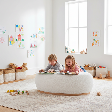 Dekorativ hvit puff som myker opp interiøret i stuen