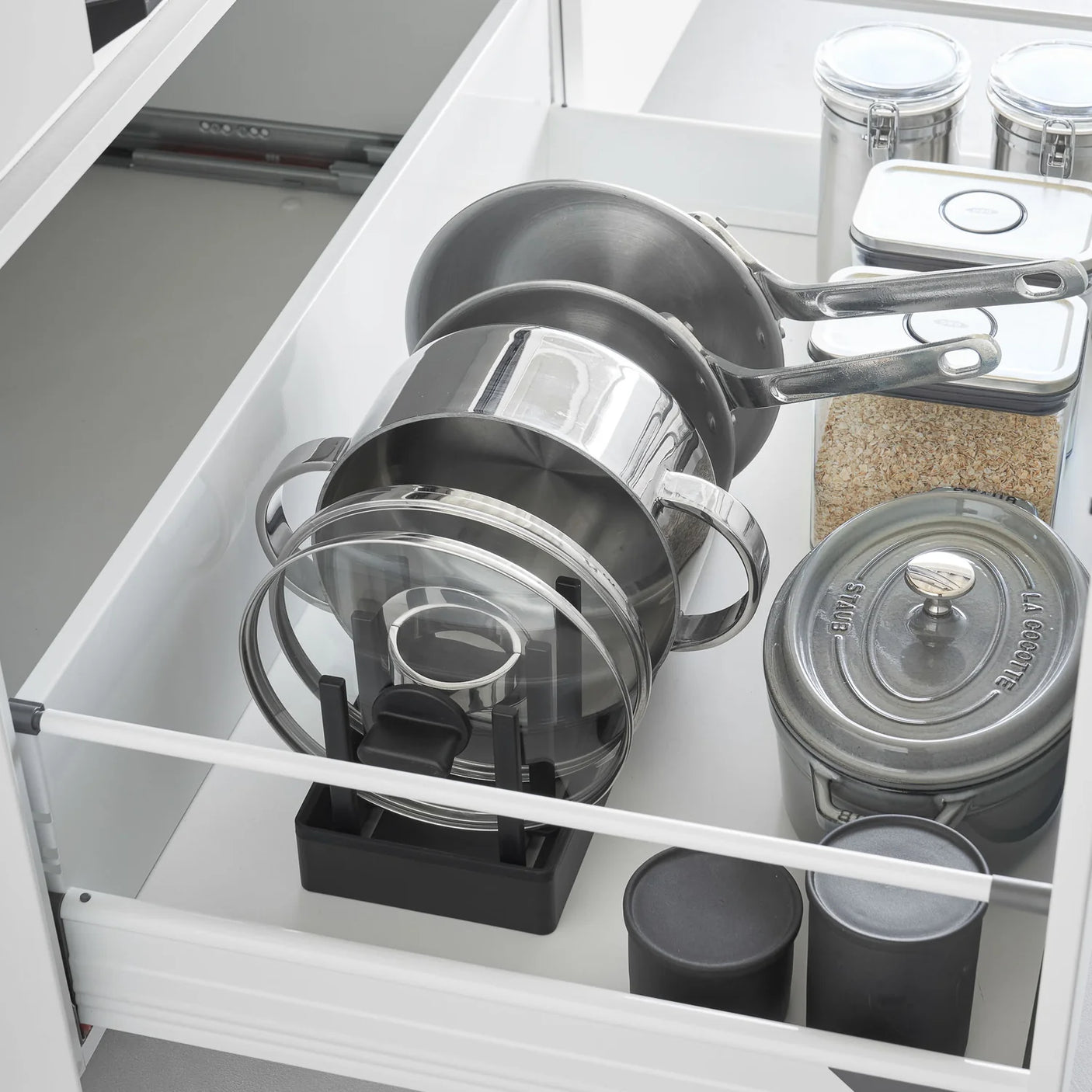 Kjøkkenoppbevaring med justerbare rom for panner og tallerkener