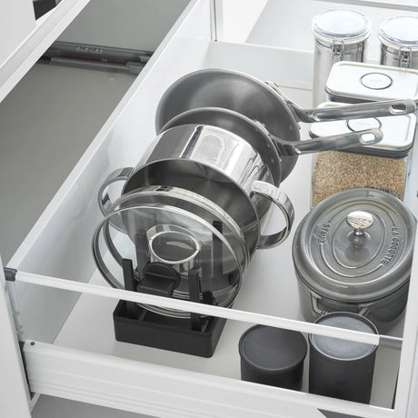 Kjøkkenoppbevaring med justerbare rom for panner og tallerkener