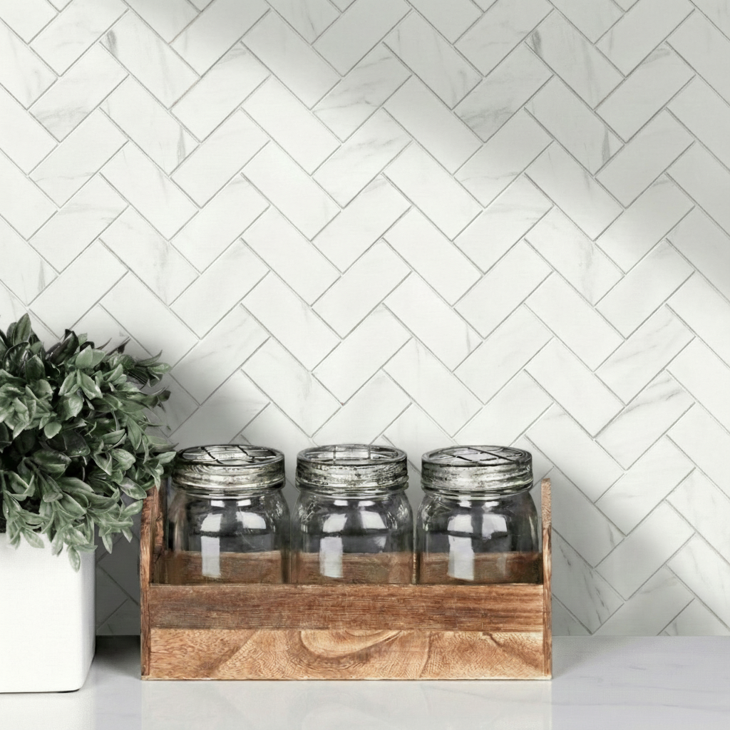 Stein fiskeben marmor selvklebende veggfliser montert på kjøkkenvegg i moderne interiør"

