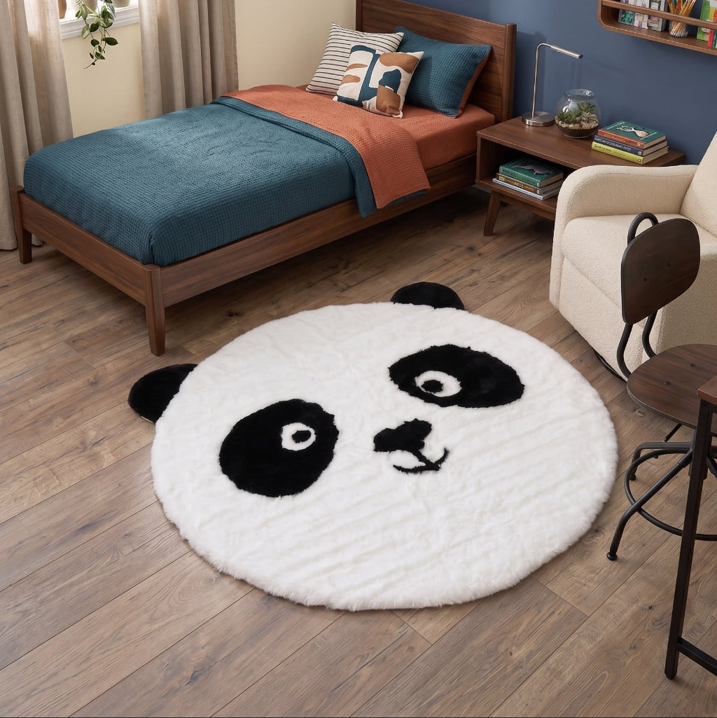 Rundt pandateppe med svart og hvitt pandaansikt på tregulv i moderne rom, dekorativt og mykt teppe med 100 cm diameter.