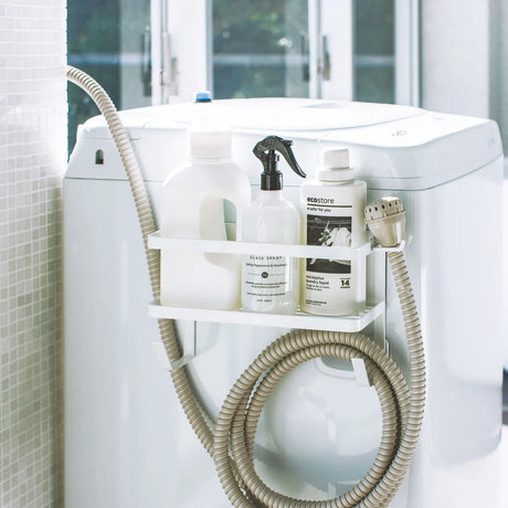 Hvit organizer til vaskerom med hylle og opphengskrok