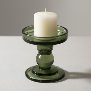 Lysestake grønn lav kubbelys på bord med tent lys nordisk interiør
