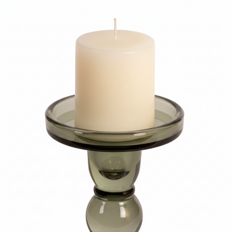 Lysestake grønn kubbelys på bord med tent lys nordisk interiør
