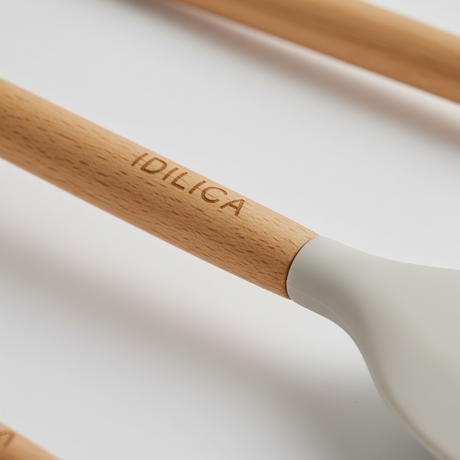 Redskapssett med bøketre og silikon i varme toner til kjøkken