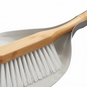 Kost med hvite børster og matchende feiebrett for enkel hverdagsrengjøring